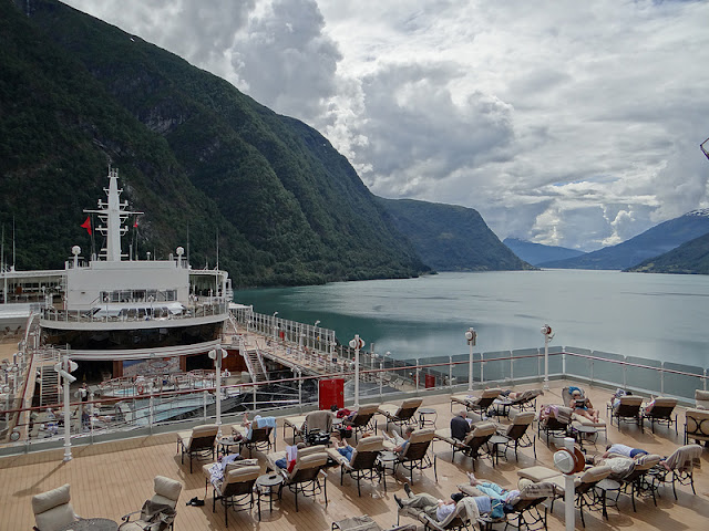 Cunard Queen Elizabeth in Skjolden Norway https://www.tipsfortravellers.com