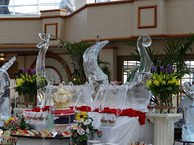 Viking Boat Ice Sculpture: Queen Elizabeth  https://www.tipsfortravellers.com